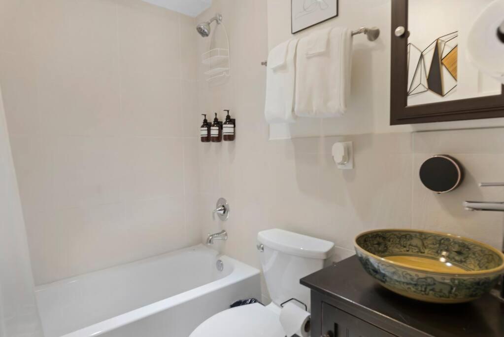 Apartment Upscale 2br With Patio